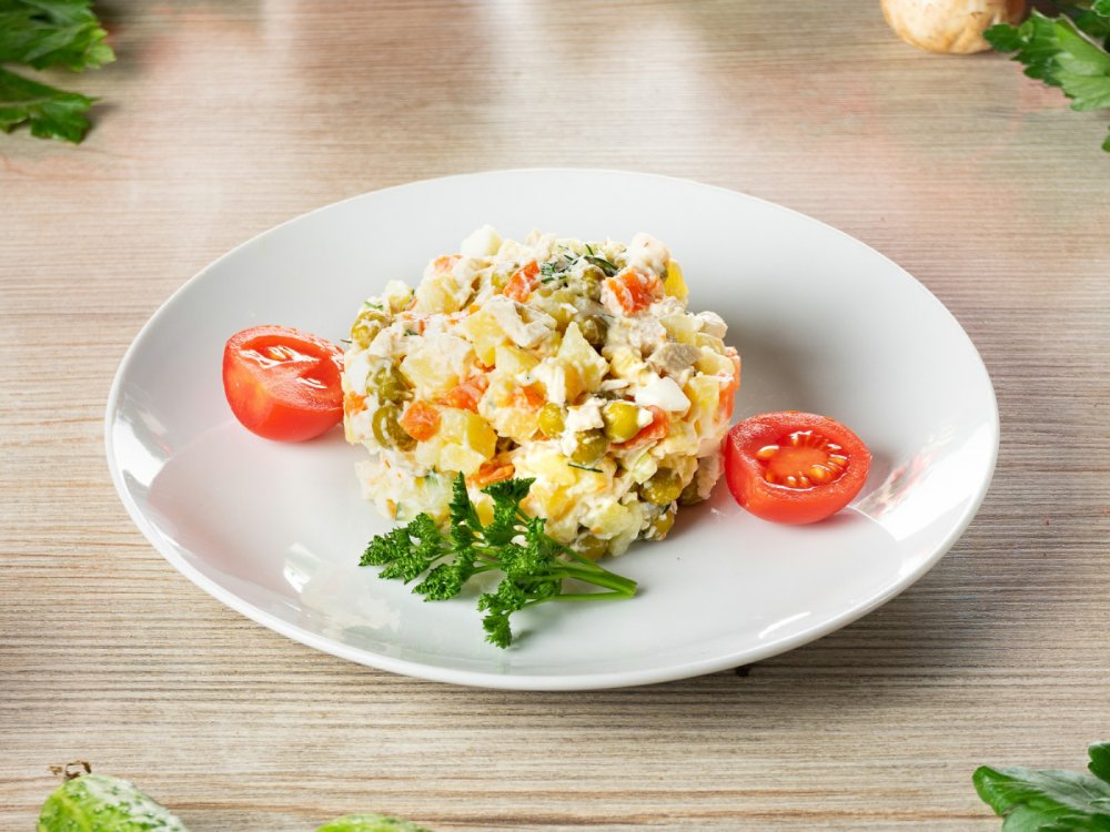 Салат «Оливье» с курицей «Столичный»