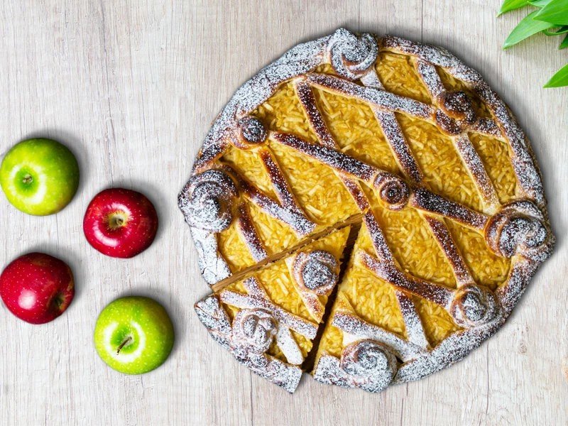 Сладкий пирог с яблоком
