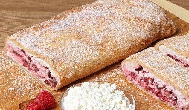 Штрудель с творогом и малиной