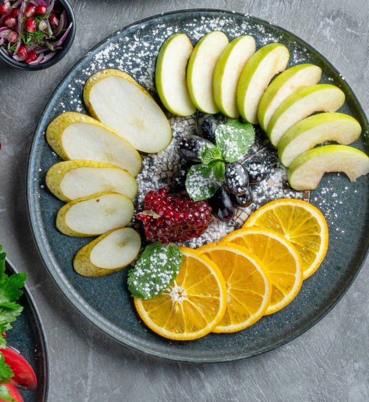 Тарелка из сезонных фруктов