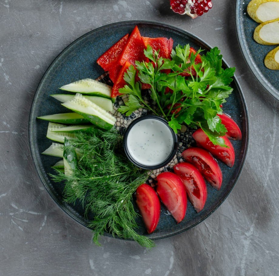 Тарелка свежих овощей