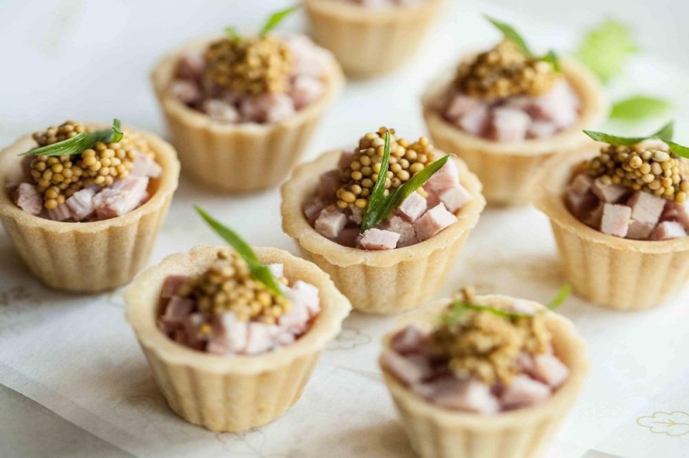Тарталетки с окороком и горчичным муссом 24 шт.