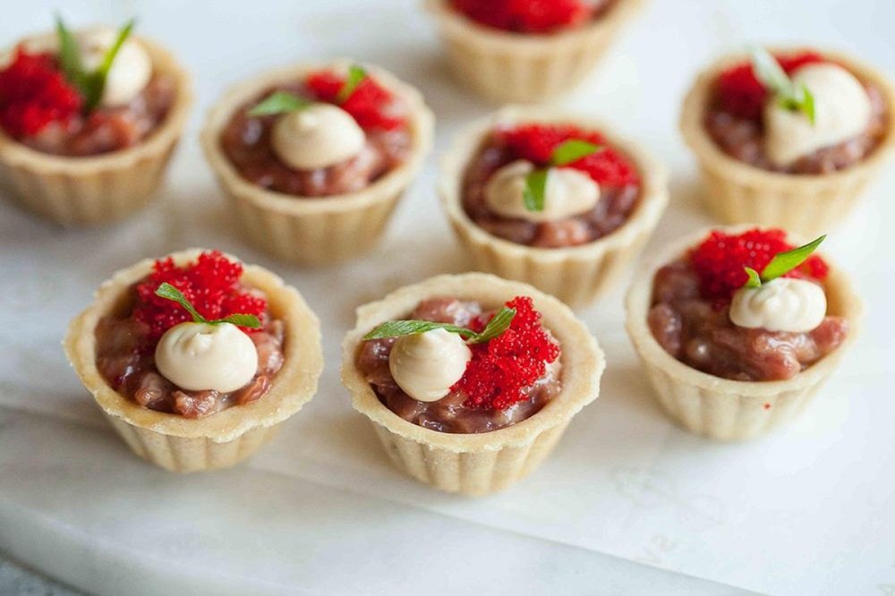 Тарталетки с тартар из говядины с кунжутным соусом 24 шт.