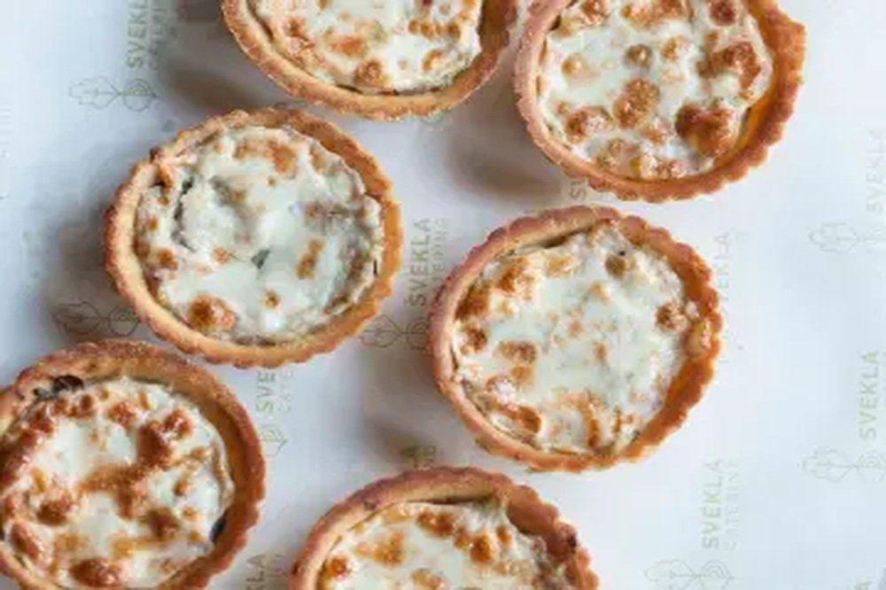 Тарталетки с жюльеном из лесных грибов, курицей и соусом Песто 12 шт.