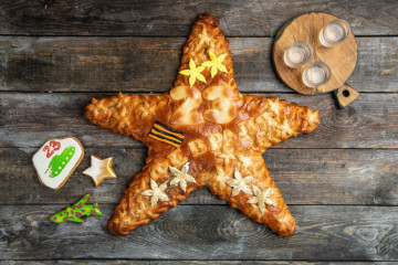 24 Пирог именной с Вашей надписью весом 2 кг
Цена указана за 2кг с яблочной начинкой.