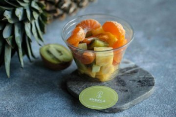 Ананас, киви, мандарин в стаканчике