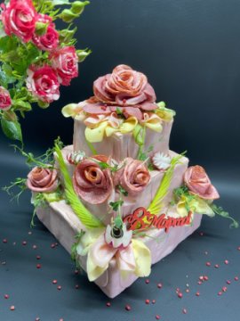 Большой праздничный мясной торт