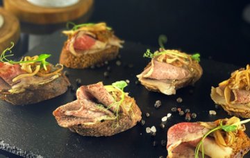 Брускетта с говядиной и соусом сальса 6 шт