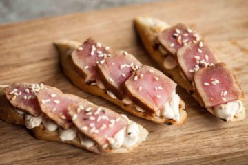 Брускетта с имбирным тунцом и мягким сыром 8 шт.
