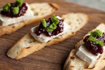 Брускетта с камамбером, фисташковым кремом и брусничным кофнитюром 8 шт.