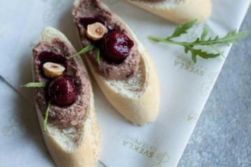 Брускетта с куриным паштетом, фундуком и вишней 8 шт.