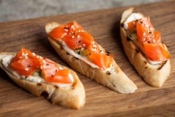 Брускетта с лососем, огурцом и мягким сыром 8 шт.