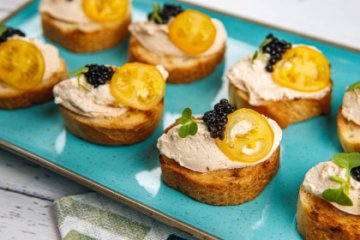 Брускетта с острой сырной закуской и икрой палтуса 10 шт