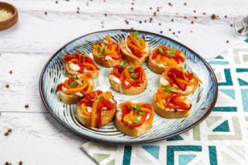 Брускетта с острой сырной закуской и печеным перцем 10 шт