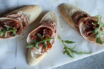 Брускетта с Пармской ветчиной и инжирным кремом с вялеными томатами и рукколой 8 шт.
