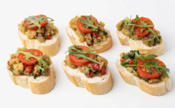 Брускетта с соусом «Мелидзана» и томатом черри 10 шт