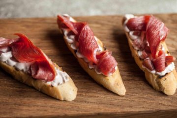 Брускетта с утиной грудкой, виннной грушей и муссом из черной смородины 8 шт.