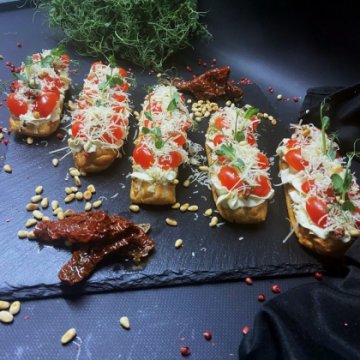 Эклеры Овечий сыр с вяленым томатом 10 шт