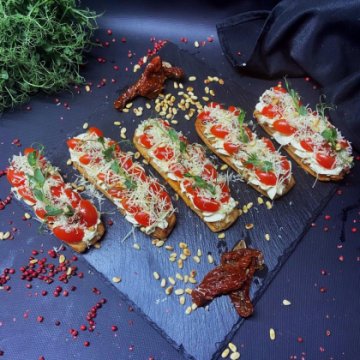 Эклеры "Овечий сыр с вяленым томатом"