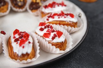 Эклеры "Воздушные" с ягодным кремом под белой глазурью 10 шт