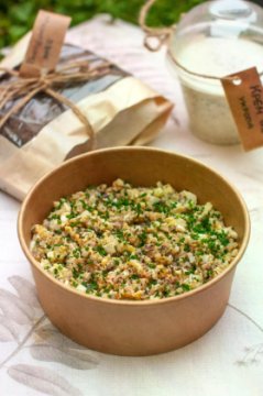 Фаршмак с сельдью, кремом из хрена на бородинском хлебе