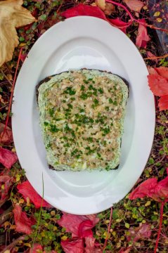 Фаршмак с сельдью, кремом из хрена на бородинском хлебе