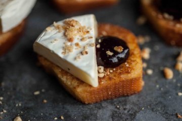 Французский тост с соленой карамелью, камамбером и ягодным конфитюром 12 шт.