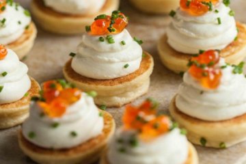 Гречишный тост с мягким сыром и красной икрой 12 шт.