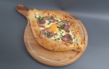 Хачапури по-аджарски с беконом