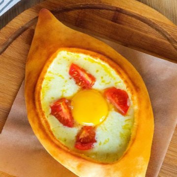 Хачапури по-аджарски с помидорами