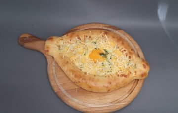 Хачапури по-аджарски с сырной посыпкой