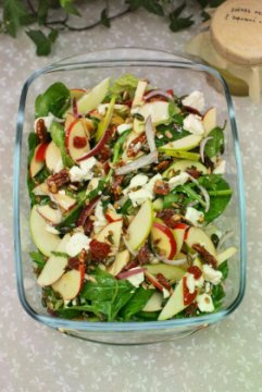 Хороший салат с яблоком, шпинатом, луком и сыром