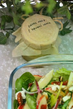 Хороший салат с яблоком, шпинатом, луком и сыром