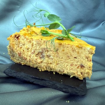 Испанский чизкейк с вялеными томатами и чесноком