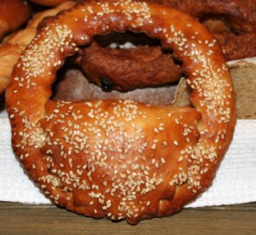 Калач с кунжутом