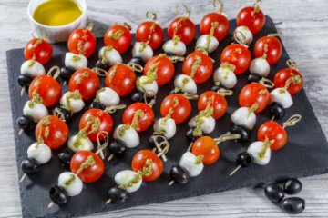 Канапе Капрезе с соусом песто 6 шт
