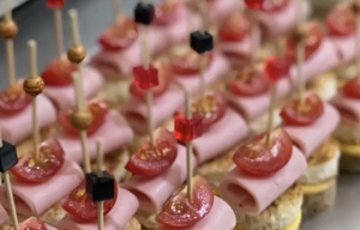 Канапе с ветчиной из индейки и помидорами черри 6 шт