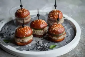Канапе томатный бургер со слайсом курицы и соусом цезарь 12шт