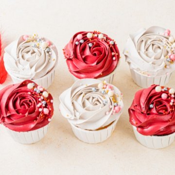 Капкейки «Красные и белые розы»