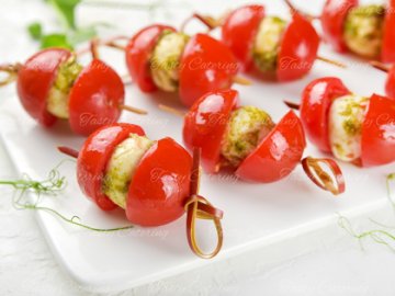 Капрезе с шариками моцареллы 10 шт