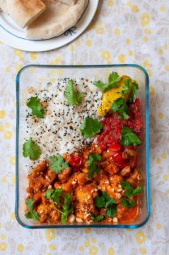 Карри с курицей, бататом и рисом