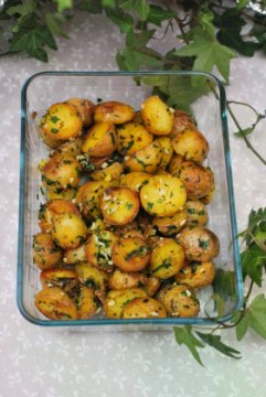 Картофель печеный с розмарином