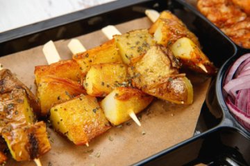 Картофель по-деревенски, посыпанный орегано на шпажке 10 шт