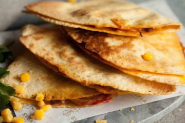 Кесадилья с курицей, томатной сальсой, гуакамоле, халапеньо, сыром 6 шт.