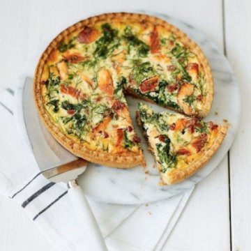 Киш с луком порей, семгой и цукини