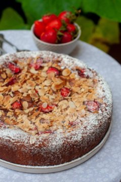 Клубничный пирог с заварным кремом и жареным миндалем