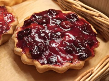 Корзиночка с вишней и творогом