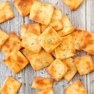 Крекер с вялеными томатами и сыром