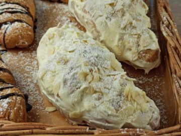 Круассан миндальный с ванильным кремом