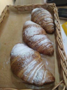 Круассан с малиной